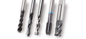 Verschiedene metallische Schneidwerkzeuge, darunter Spiralbohrer und Gewindebohrer, in einer Reihe angeordnet.