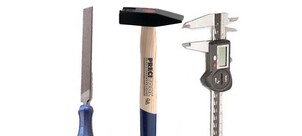 Eine Feile, ein Hammer und ein digitaler Messschieber sind nebeneinander abgebildet.